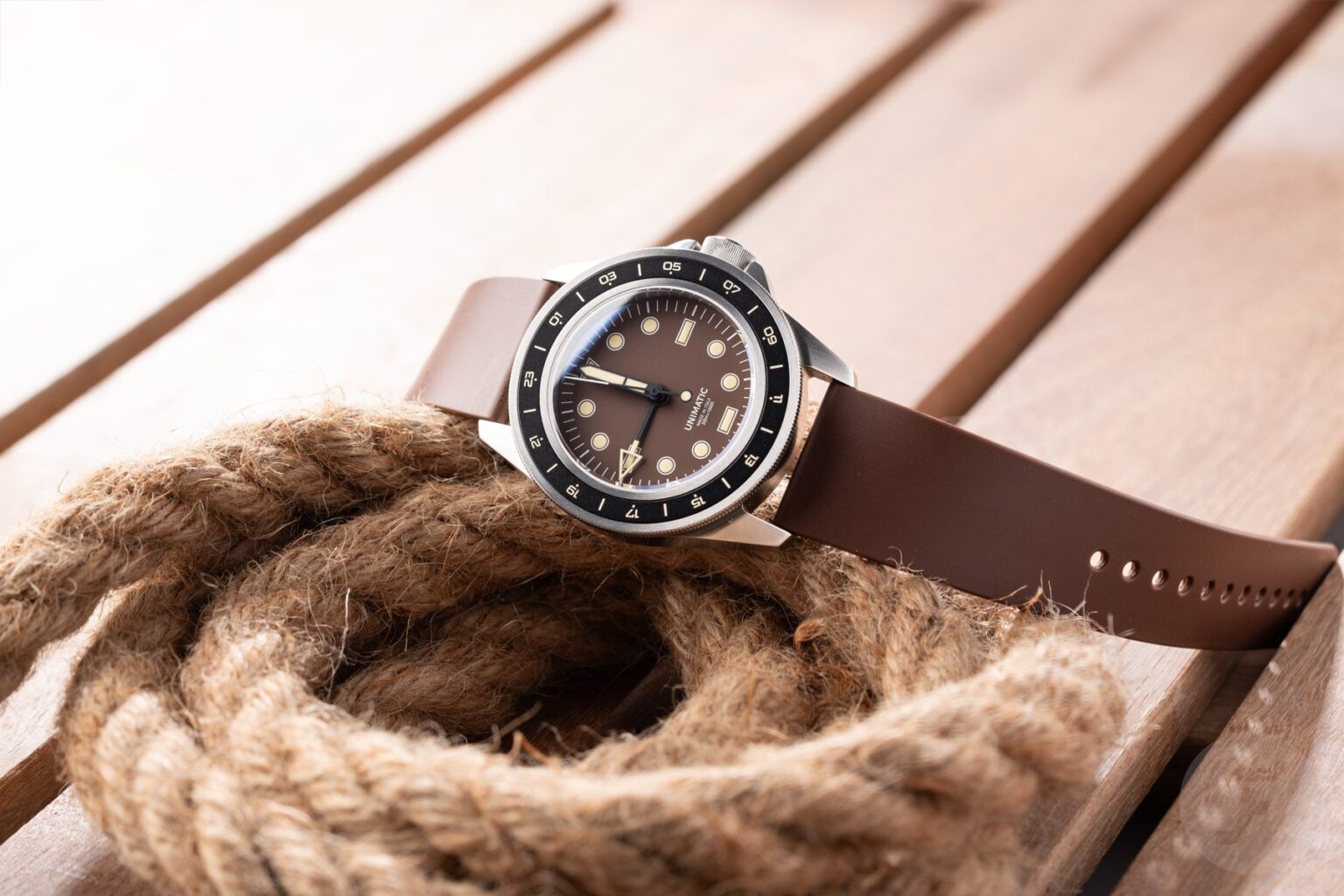 hands on with the stylish unimatic modello uno heritage gmt diver 6892fed792f83