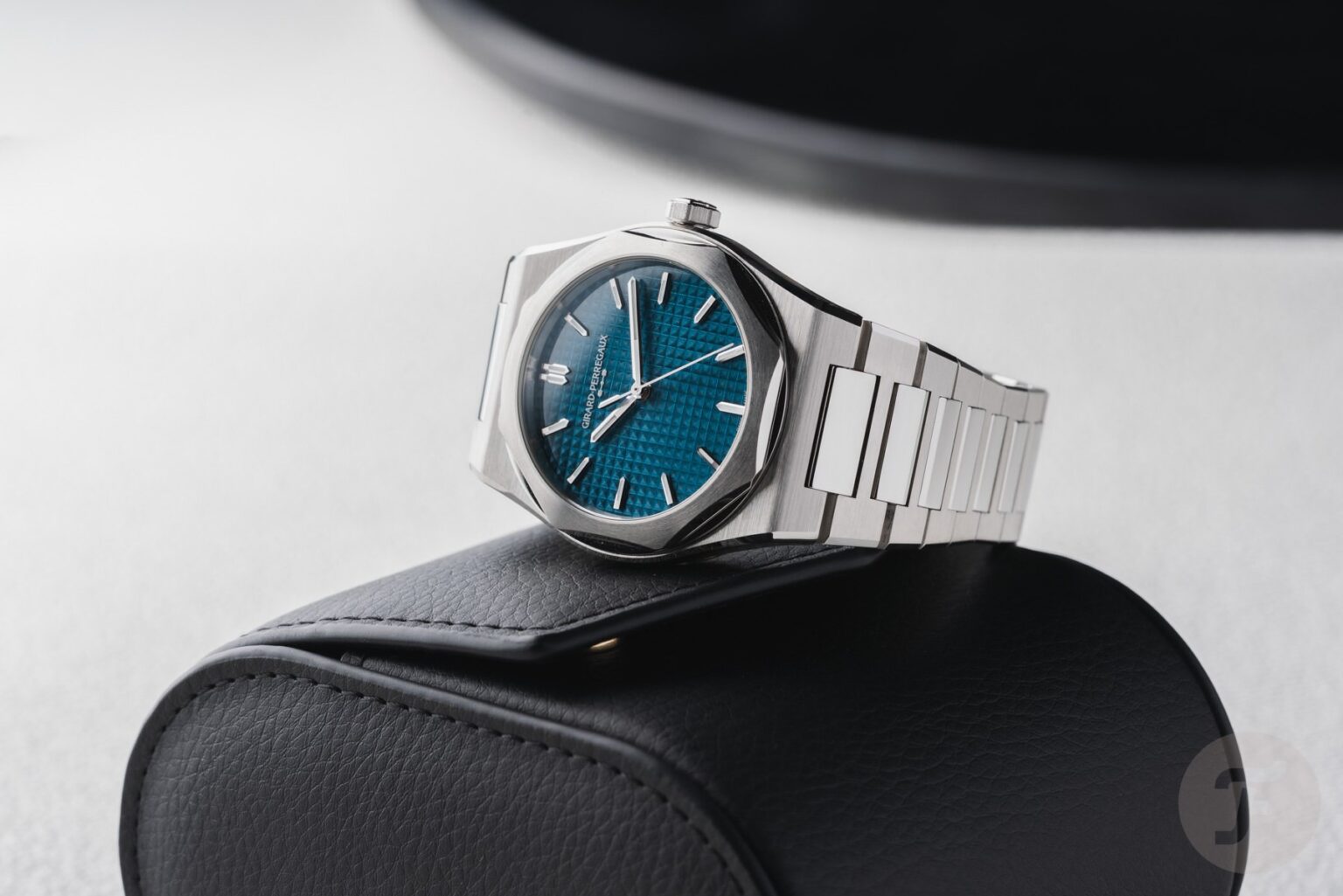 hands on the new steel girard perregaux laureato fifty 6a21314226c34